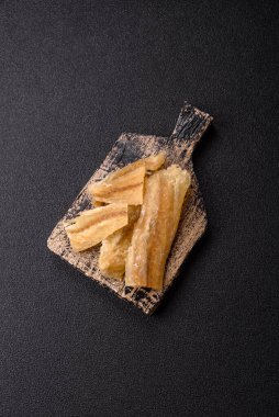 Kurutulmuş tuzlanmış balık, aperatif ya da kurutulmuş et, bir dilim beyaz balık filetosu. Pislikler, bira atıştırmalıkları, parti