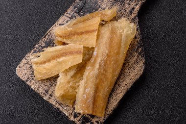 Kurutulmuş tuzlanmış balık, aperatif ya da kurutulmuş et, bir dilim beyaz balık filetosu. Pislikler, bira atıştırmalıkları, parti