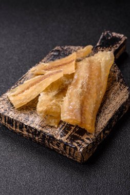 Kurutulmuş tuzlanmış balık, aperatif ya da kurutulmuş et, bir dilim beyaz balık filetosu. Pislikler, bira atıştırmalıkları, parti