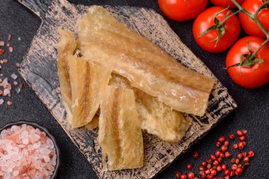 Kurutulmuş tuzlanmış balık, aperatif ya da kurutulmuş et, bir dilim beyaz balık filetosu. Pislikler, bira atıştırmalıkları, parti