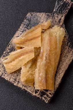 Kurutulmuş tuzlanmış balık, aperatif ya da kurutulmuş et, bir dilim beyaz balık filetosu. Pislikler, bira atıştırmalıkları, parti