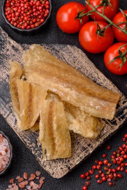 Kurutulmuş tuzlanmış balık, aperatif ya da kurutulmuş et, bir dilim beyaz balık filetosu. Pislikler, bira atıştırmalıkları, parti