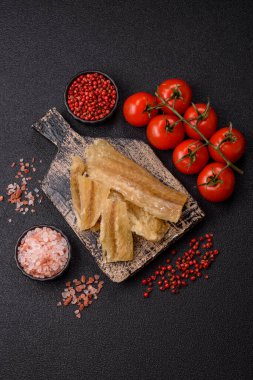 Kurutulmuş tuzlanmış balık, aperatif ya da kurutulmuş et, bir dilim beyaz balık filetosu. Pislikler, bira atıştırmalıkları, parti