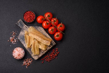 Kurutulmuş tuzlanmış balık, aperatif ya da kurutulmuş et, bir dilim beyaz balık filetosu. Pislikler, bira atıştırmalıkları, parti