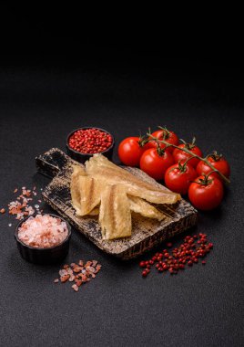 Kurutulmuş tuzlanmış balık, aperatif ya da kurutulmuş et, bir dilim beyaz balık filetosu. Pislikler, bira atıştırmalıkları, parti