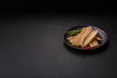 Kurutulmuş tuzlanmış balık, aperatif ya da kurutulmuş et, bir dilim beyaz balık filetosu. Pislikler, bira atıştırmalıkları, parti