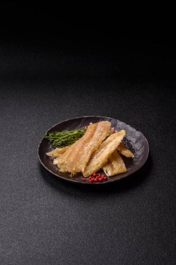 Kurutulmuş tuzlanmış balık, aperatif ya da kurutulmuş et, bir dilim beyaz balık filetosu. Pislikler, bira atıştırmalıkları, parti