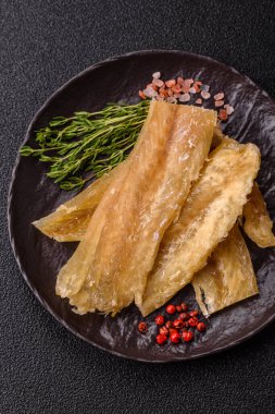 Kurutulmuş tuzlanmış balık, aperatif ya da kurutulmuş et, bir dilim beyaz balık filetosu. Pislikler, bira atıştırmalıkları, parti