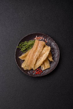 Kurutulmuş tuzlanmış balık, aperatif ya da kurutulmuş et, bir dilim beyaz balık filetosu. Pislikler, bira atıştırmalıkları, parti