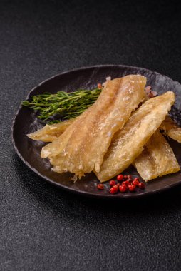 Kurutulmuş tuzlanmış balık, aperatif ya da kurutulmuş et, bir dilim beyaz balık filetosu. Pislikler, bira atıştırmalıkları, parti