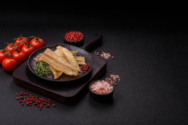 Kurutulmuş tuzlanmış balık, aperatif ya da kurutulmuş et, bir dilim beyaz balık filetosu. Pislikler, bira atıştırmalıkları, parti