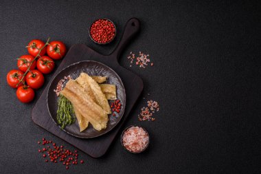 Kurutulmuş tuzlanmış balık, aperatif ya da kurutulmuş et, bir dilim beyaz balık filetosu. Pislikler, bira atıştırmalıkları, parti