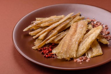 Kurutulmuş tuzlanmış balık, aperatif ya da kurutulmuş et, bir dilim beyaz balık filetosu. Pislikler, bira atıştırmalıkları, parti