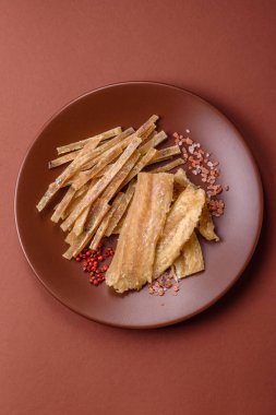 Kurutulmuş tuzlanmış balık, aperatif ya da kurutulmuş et, bir dilim beyaz balık filetosu. Pislikler, bira atıştırmalıkları, parti