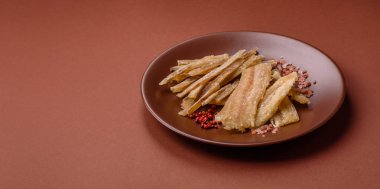 Kurutulmuş tuzlanmış balık, aperatif ya da kurutulmuş et, bir dilim beyaz balık filetosu. Pislikler, bira atıştırmalıkları, parti