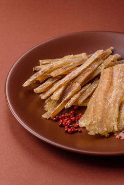 Kurutulmuş tuzlanmış balık, aperatif ya da kurutulmuş et, bir dilim beyaz balık filetosu. Pislikler, bira atıştırmalıkları, parti