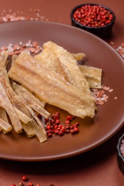 Kurutulmuş tuzlanmış balık, aperatif ya da kurutulmuş et, bir dilim beyaz balık filetosu. Pislikler, bira atıştırmalıkları, parti