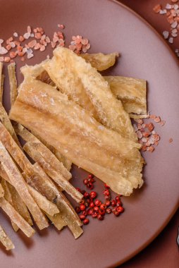 Kurutulmuş tuzlanmış balık, aperatif ya da kurutulmuş et, bir dilim beyaz balık filetosu. Pislikler, bira atıştırmalıkları, parti