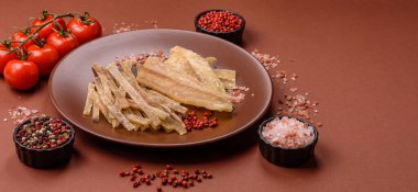 Kurutulmuş tuzlanmış balık, aperatif ya da kurutulmuş et, bir dilim beyaz balık filetosu. Pislikler, bira atıştırmalıkları, parti