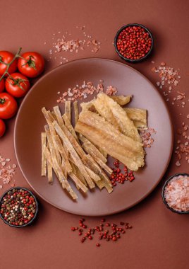 Kurutulmuş tuzlanmış balık, aperatif ya da kurutulmuş et, bir dilim beyaz balık filetosu. Pislikler, bira atıştırmalıkları, parti