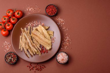 Kurutulmuş tuzlanmış balık, aperatif ya da kurutulmuş et, bir dilim beyaz balık filetosu. Pislikler, bira atıştırmalıkları, parti