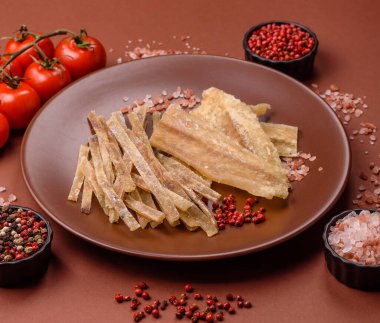 Kurutulmuş tuzlanmış balık, aperatif ya da kurutulmuş et, bir dilim beyaz balık filetosu. Pislikler, bira atıştırmalıkları, parti