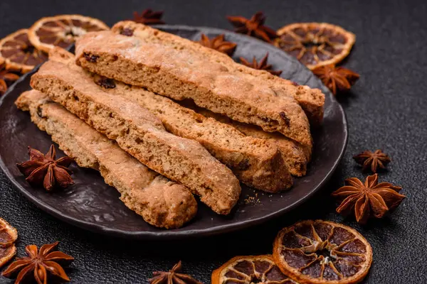 Bisküvi ya da cantuccini bisküvisi, çıtır çıtır İtalyan çöreği. Badem ve yabanmersinli bisküvi tatlısı.