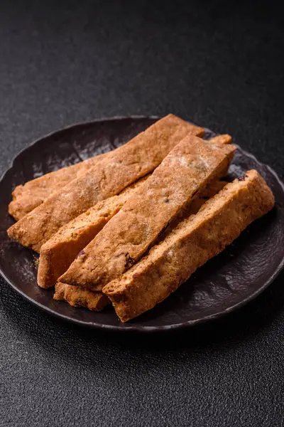 Bisküvi ya da cantuccini bisküvisi, çıtır çıtır İtalyan çöreği. Badem ve yabanmersinli bisküvi tatlısı.