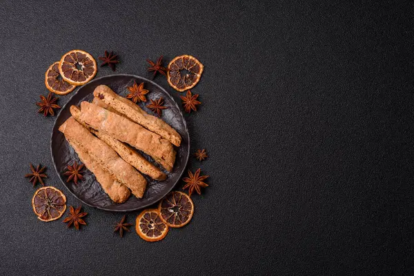 Bisküvi ya da cantuccini bisküvisi, çıtır çıtır İtalyan çöreği. Badem ve yabanmersinli bisküvi tatlısı.