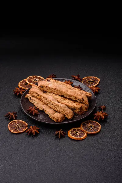 Bisküvi ya da cantuccini bisküvisi, çıtır çıtır İtalyan çöreği. Badem ve yabanmersinli bisküvi tatlısı.