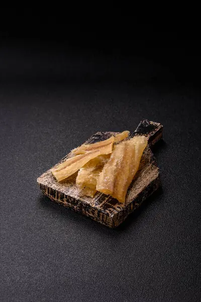 Kurutulmuş tuzlanmış balık, aperatif ya da kurutulmuş et, bir dilim beyaz balık filetosu. Pislikler, bira atıştırmalıkları, parti