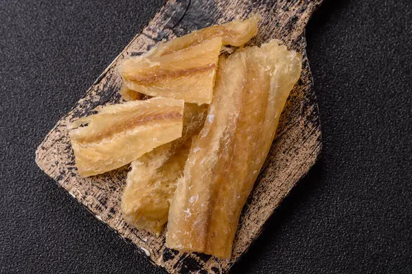 Kurutulmuş tuzlanmış balık, aperatif ya da kurutulmuş et, bir dilim beyaz balık filetosu. Pislikler, bira atıştırmalıkları, parti