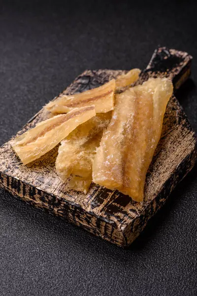 Kurutulmuş tuzlanmış balık, aperatif ya da kurutulmuş et, bir dilim beyaz balık filetosu. Pislikler, bira atıştırmalıkları, parti