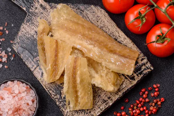 Kurutulmuş tuzlanmış balık, aperatif ya da kurutulmuş et, bir dilim beyaz balık filetosu. Pislikler, bira atıştırmalıkları, parti