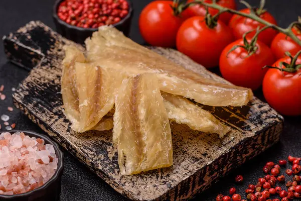 Kurutulmuş tuzlanmış balık, aperatif ya da kurutulmuş et, bir dilim beyaz balık filetosu. Pislikler, bira atıştırmalıkları, parti