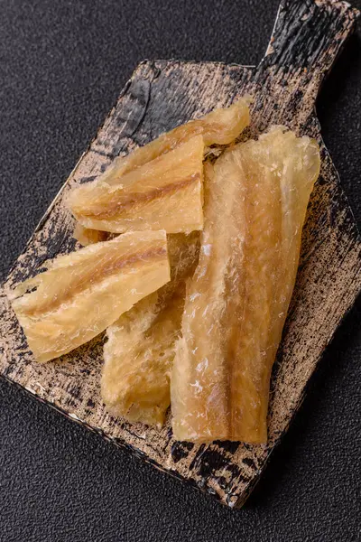 Kurutulmuş tuzlanmış balık, aperatif ya da kurutulmuş et, bir dilim beyaz balık filetosu. Pislikler, bira atıştırmalıkları, parti