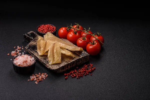 Kurutulmuş tuzlanmış balık, aperatif ya da kurutulmuş et, bir dilim beyaz balık filetosu. Pislikler, bira atıştırmalıkları, parti