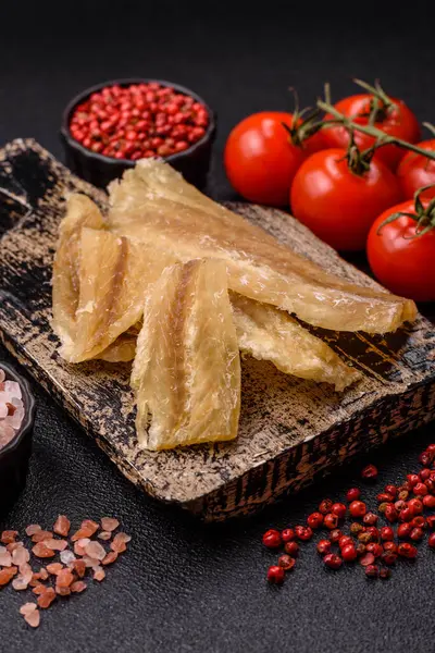 Kurutulmuş tuzlanmış balık, aperatif ya da kurutulmuş et, bir dilim beyaz balık filetosu. Pislikler, bira atıştırmalıkları, parti