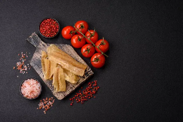 Kurutulmuş tuzlanmış balık, aperatif ya da kurutulmuş et, bir dilim beyaz balık filetosu. Pislikler, bira atıştırmalıkları, parti