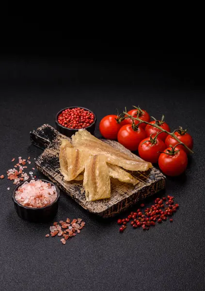 Kurutulmuş tuzlanmış balık, aperatif ya da kurutulmuş et, bir dilim beyaz balık filetosu. Pislikler, bira atıştırmalıkları, parti