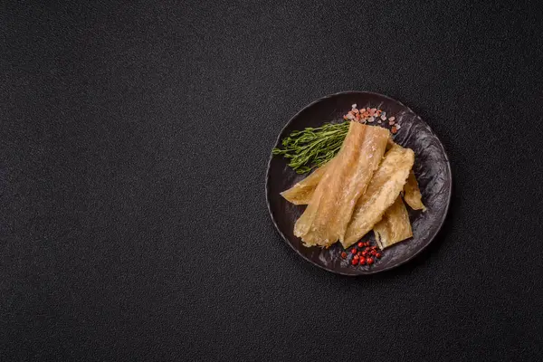 Kurutulmuş tuzlanmış balık, aperatif ya da kurutulmuş et, bir dilim beyaz balık filetosu. Pislikler, bira atıştırmalıkları, parti