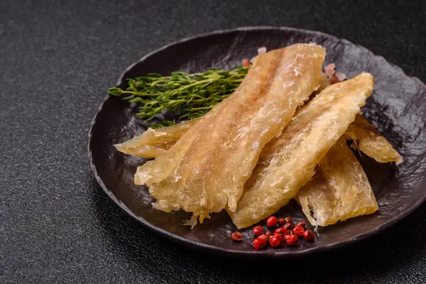 Kurutulmuş tuzlanmış balık, aperatif ya da kurutulmuş et, bir dilim beyaz balık filetosu. Pislikler, bira atıştırmalıkları, parti