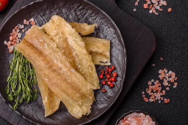 Kurutulmuş tuzlanmış balık, aperatif ya da kurutulmuş et, bir dilim beyaz balık filetosu. Pislikler, bira atıştırmalıkları, parti