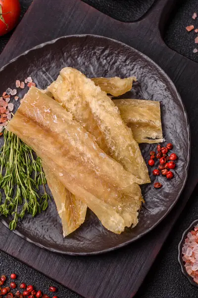 Kurutulmuş tuzlanmış balık, aperatif ya da kurutulmuş et, bir dilim beyaz balık filetosu. Pislikler, bira atıştırmalıkları, parti