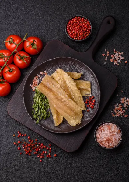 Kurutulmuş tuzlanmış balık, aperatif ya da kurutulmuş et, bir dilim beyaz balık filetosu. Pislikler, bira atıştırmalıkları, parti