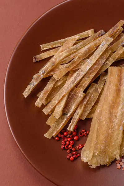 Kurutulmuş tuzlanmış balık, aperatif ya da kurutulmuş et, bir dilim beyaz balık filetosu. Pislikler, bira atıştırmalıkları, parti