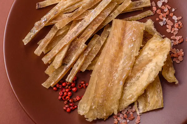 Kurutulmuş tuzlanmış balık, aperatif ya da kurutulmuş et, bir dilim beyaz balık filetosu. Pislikler, bira atıştırmalıkları, parti