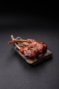 Et, ızgara dana eti, kaburga ya da biftek. Et yemeği, ızgara yemek.