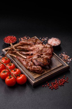 Et, ızgara dana eti, kaburga ya da biftek. Et yemeği, ızgara yemek.