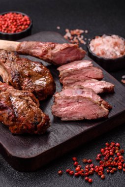 Et, ızgara dana eti, kaburga ya da biftek. Et yemeği, ızgara yemek.